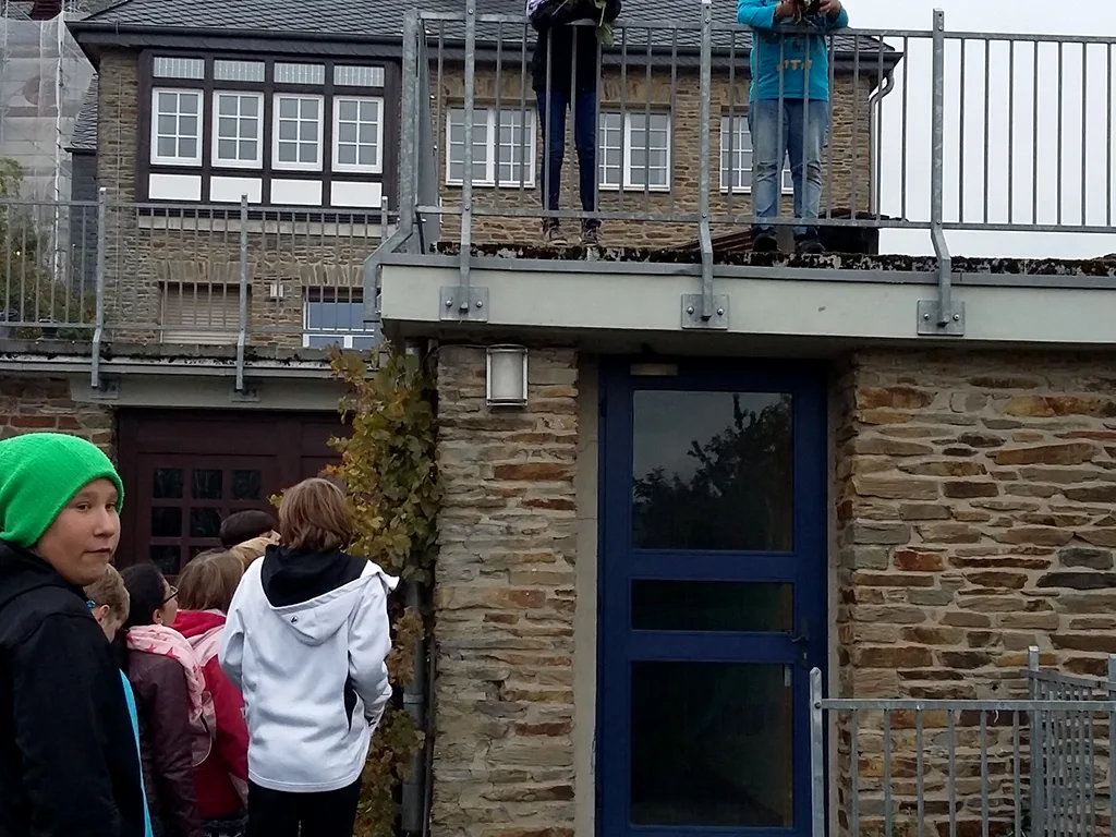 Gruppe steht vor einem Fachwerkgebäude.
